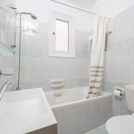 Harbour Maisonette * Lachi